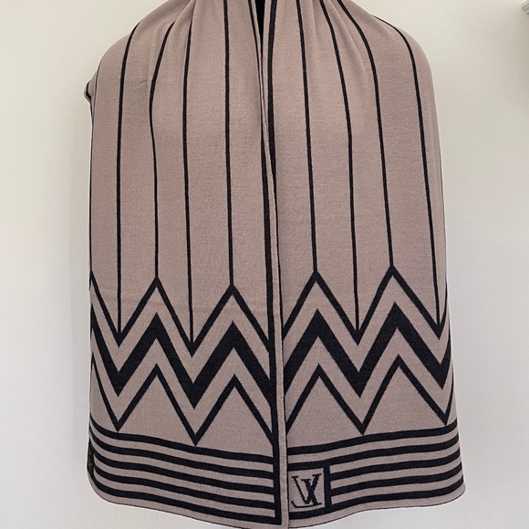 Louis Vuitton Scarf Cashmere Reversible Wrap - Picture 5 of 9